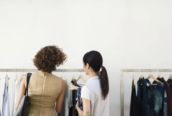 Γυναίκες Πελάτες Επιλέγουν Ρούχα Κατάστημα Ενδυμάτων Λιανικής — Φωτογραφία Αρχείου