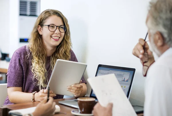 Studenten diskutieren mit Berater — Stockfoto