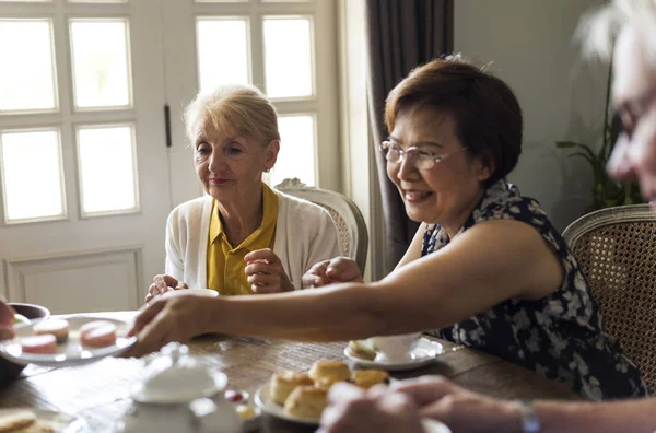 Personas Mayores Teniendo Una Fiesta Juntos — Foto de Stock