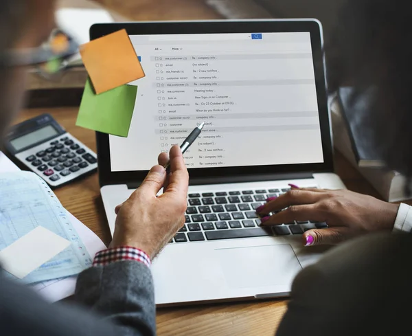 Donna e uomo che lavorano — Foto Stock