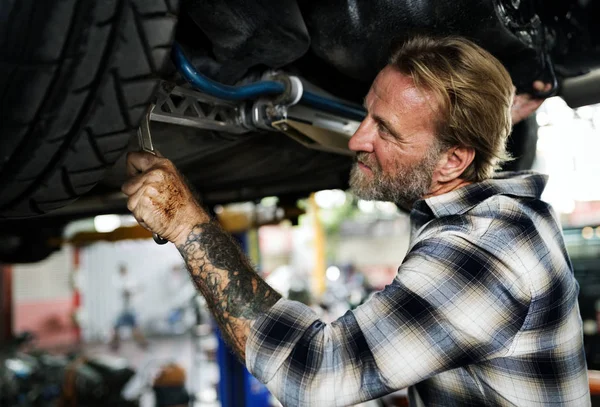 Mechanic Fixing Car Original Photoset — Stock Photo, Image