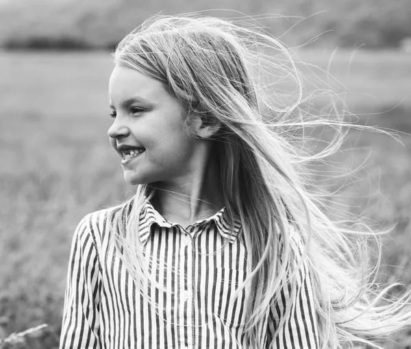Kleines Mädchen Lächelt Feld Originelle Fotosets — Stockfoto