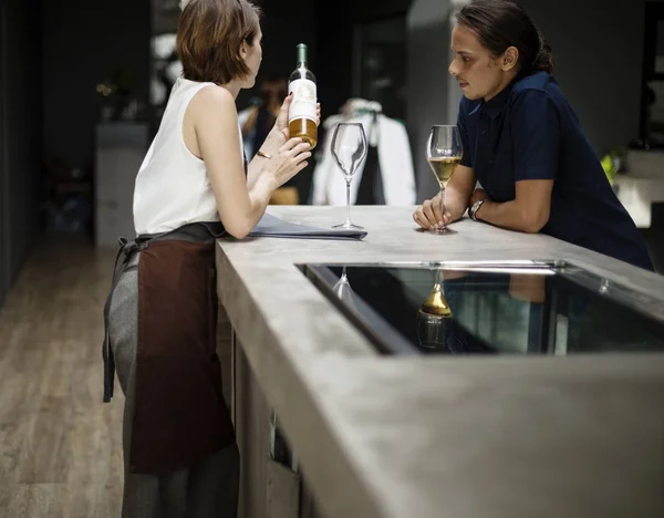 Two People Discussing Wine Original Photoset — Stock Photo, Image