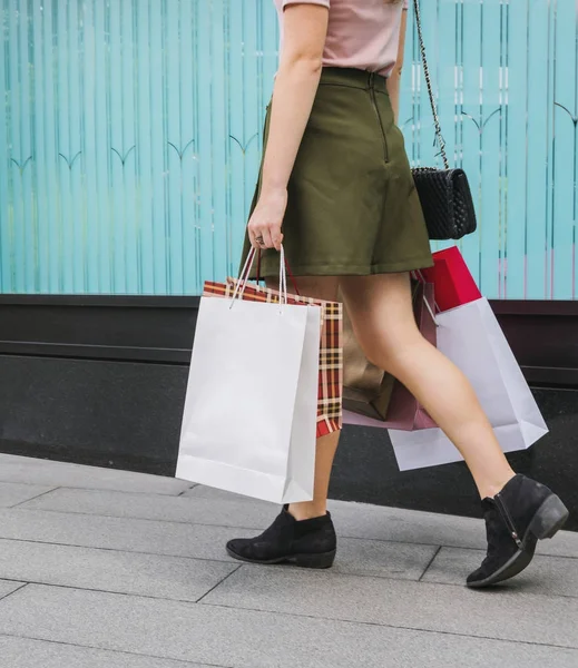 Wanita Berjalan Jalan Dengan Tas Belanja Foto Asli — Stok Foto