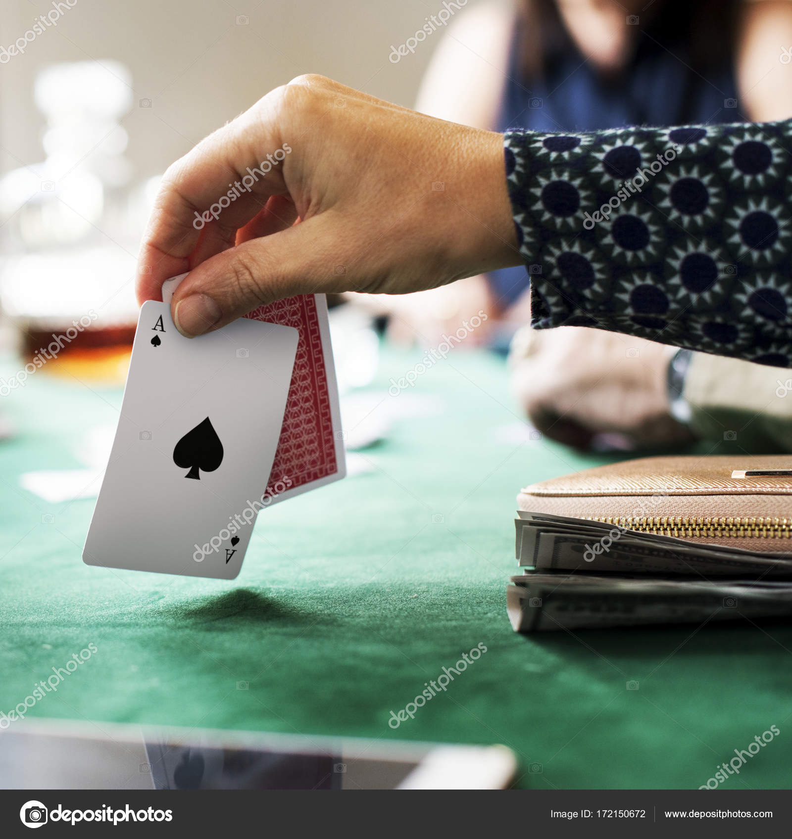 Девки играют в карты онлайн казино без вложений с выводом
