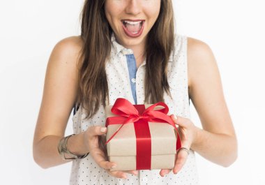 giht kutusu, yılbaşı kutlama kavramı, özgün photoset tutan kadın