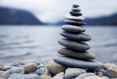 Özgün bir sisli göl yanındaki çakıl Dengeleme Zen photoset