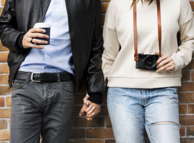 El ele tutuşan çift