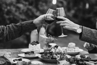 Çift birlikte akşam yemeği