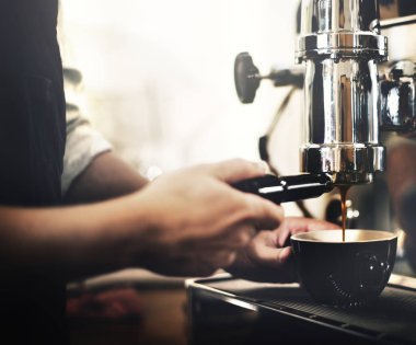 Barista kahve dükkanında çalışan