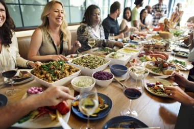 Farklı insanların grup öğle yemeğini birlikte, orijinal yaşıyorsanız photoset