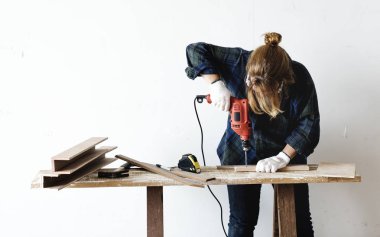 ahşap üzerine özgün bir matkap kullanarak marangoz kadın photoset 