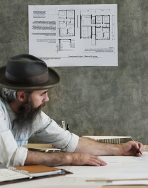 Bir tasarım stüdyosunda çalışıyor mimar