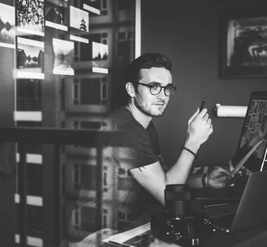 fotoğraf stüdyosunda çalışan adam tasarımcı