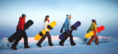 Snowboard dağın zirvesinde grubudur. orijinal photoset
