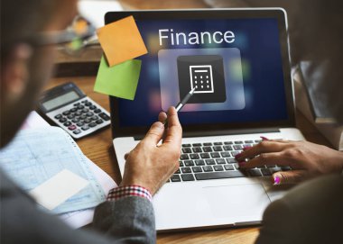 Maliye ile dizüstü bilgisayar kullanarak iş adamları