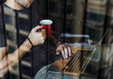 adam kırmızı fincan kahve ile