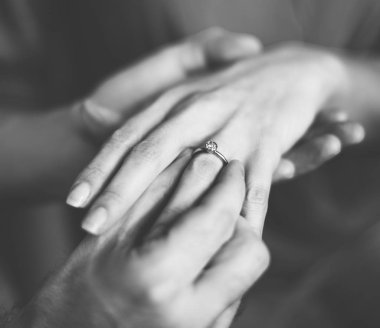 adam koyarak yüzük parmağına