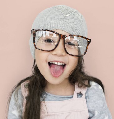 Küçük kız eğleniyor. 