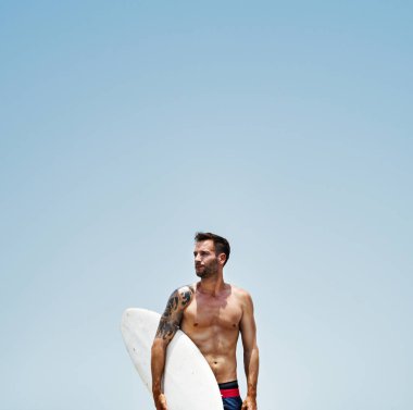 Sörf tahtası ile dövmeli adam