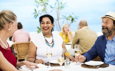 Çeşitlilik arkadaşlar asılı yaz partisi 