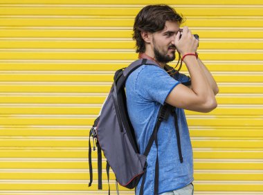 Fotoğrafta özgün bir kamera ile adam photoset