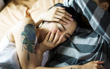 Lezbiyen çift birlikte vakit geçiriyor.