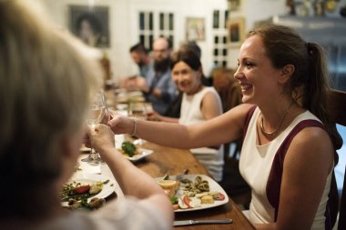 Grup çeşitli arkadaşıyla birlikte, özgün bir akşam yemeği yaşıyorsanız photoset