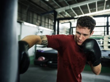 Kutusu egzersiz yapan erkek