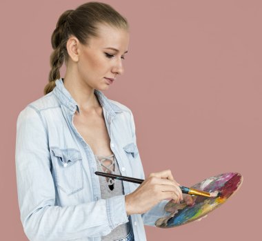 kadın kavramı studio, poz boya ile 