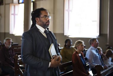 kilisede dua insanlar