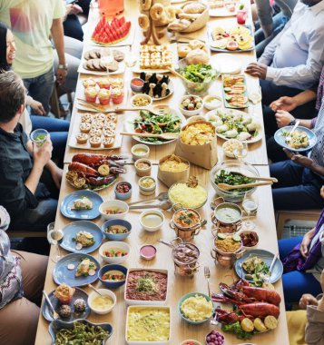 insanlar yemek yiyor    