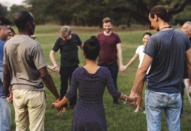  Parkta elele insanlar