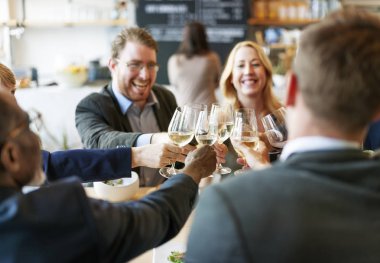 İnsanlar restoranda yemek yiyor.  