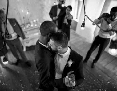 Yeni evli gay çift dans 