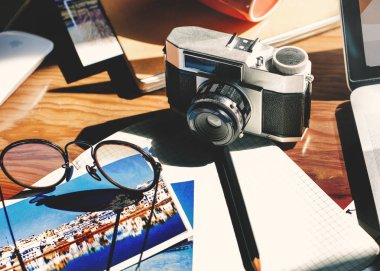 Çalışma alanı çalışma alanı ahşap tablo belge kavramı, özgün photoset