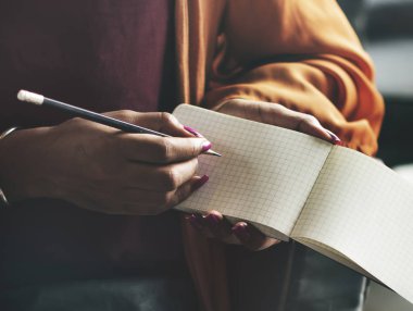 Defterde yazan kadın, orijinal fotoset