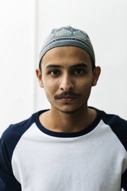 Neşeli bir Müslüman erkek, özgün photoset