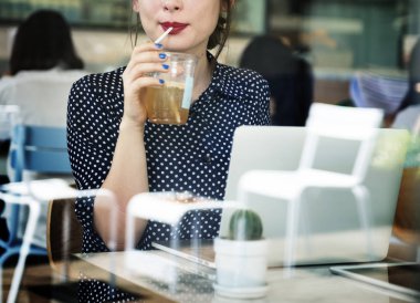 Kadın kokteyl içiyor.