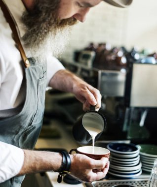 Barista kahve yapıyor.