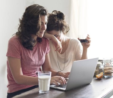 Lezbiyen çift birlikte vakit geçiriyor.