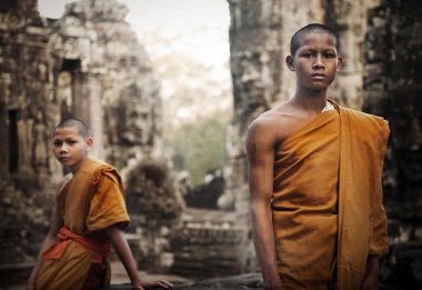Monk, Angkor Wat, düşünürken photoset Siem Reap, Kamboçya, orijinal