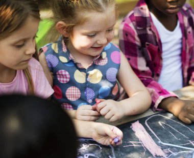çocuklar açık havada sanat dersi çizim
