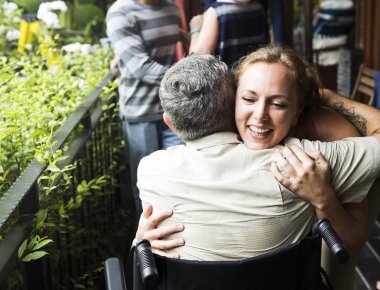 Arkadaşlar birbirlerine sarılma, orijinal photoset