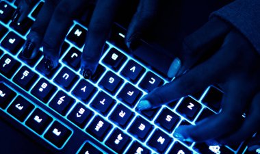 Portre bir klavye kullanarak el sirti, orijinal photoset