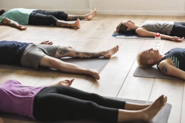 Yoga mat yalan ve pratik yoga farklı kişilik grup