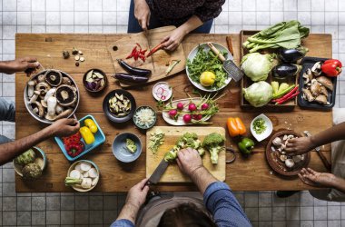 İnsanlar mutfakta yemek pişiriyor, orijinal fotoşet.