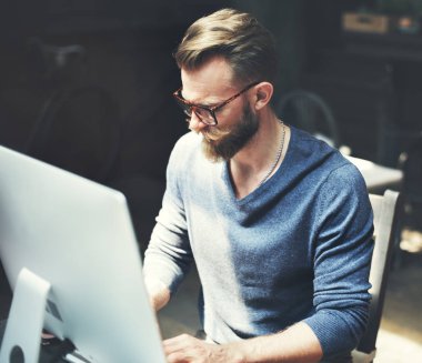 Beyaz adam çalışma