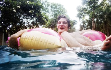 Beyaz adam yüzme havuzunda yüzen