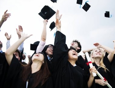 Grup çeşitli grads gökyüzünde kapaklar kusuyor